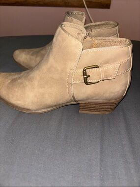 Esprit ankle booties